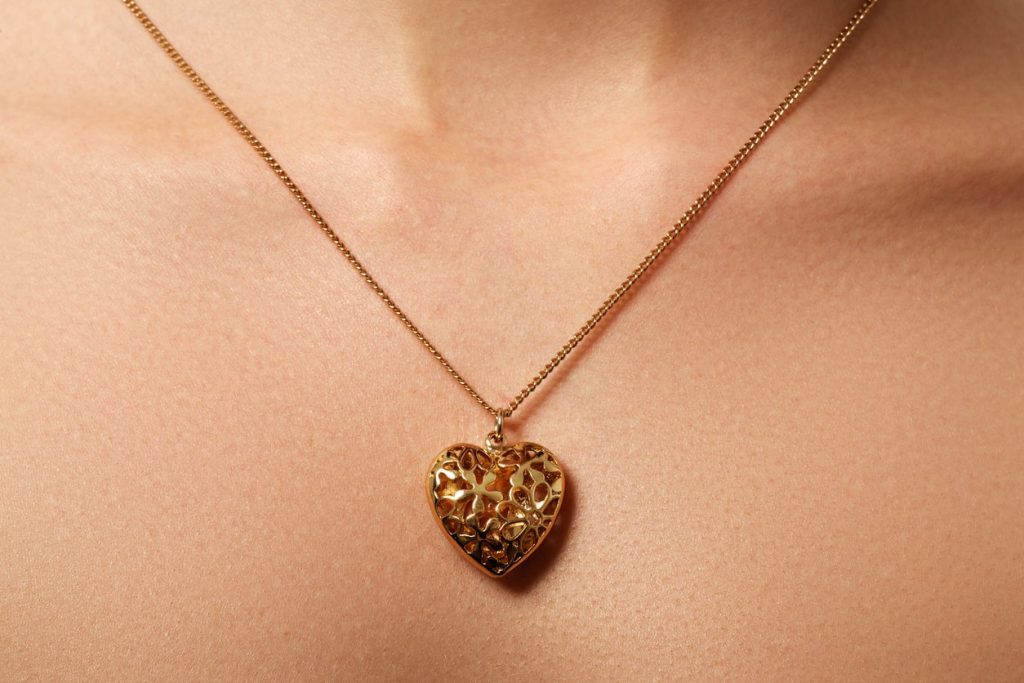 Gold heart pendant necklace