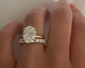 oval cut diamond engagement ring